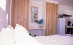 Charms And Bows Studio Apartment -Near Ort Airport